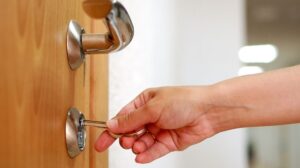 Leia mais sobre o artigo O DIREITO DE ABRIR A PORTA, VIOLAÇÃO E NULIDADE PROCESSUAL