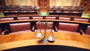 Leia mais sobre o artigo <strong>TRIBUNAL DO JÚRI E EXPLICAÇÃO DO </strong><strong><em>IN DUBIO PRO REO</em></strong>